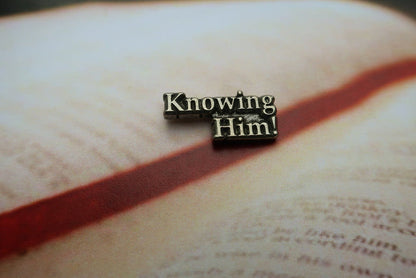 Knowing Him Lapel Pin