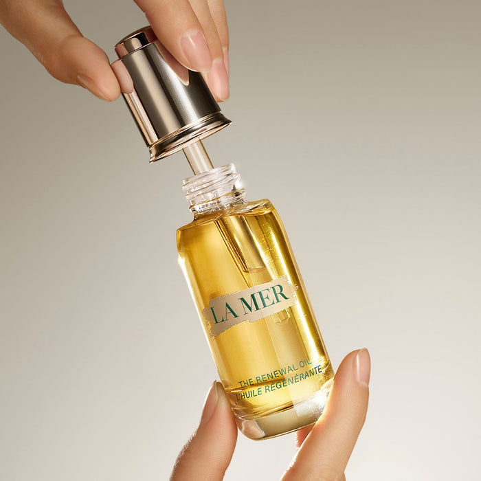 Image of an open La Mer The Renewal Oil variant: 0.5 oz