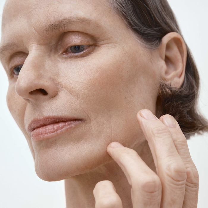 Model image of U Beauty The SMOOTH Dynamic Wrinkle Defense Serum